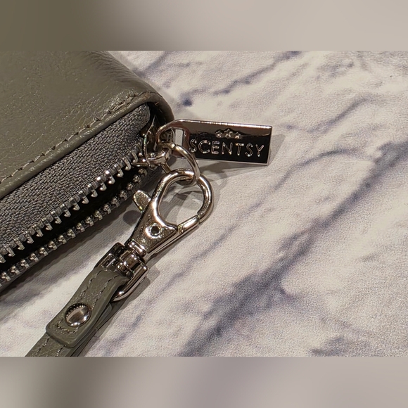 Scentsy Black Clutch - Picture 5 of 5